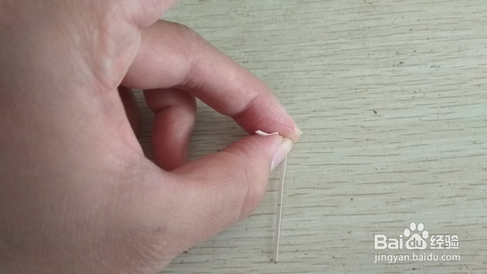 如何用两个细长长方形硬卡纸做简易的中性笔支架