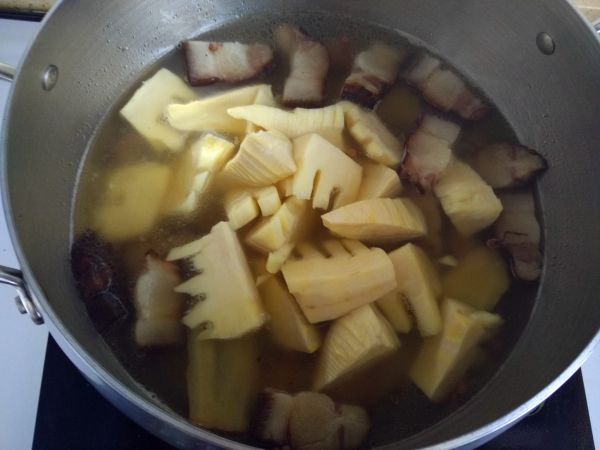 竹笋腊肉鲜味汤