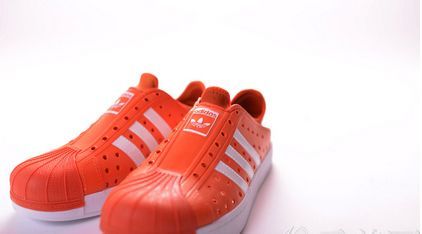 adidas防水透气鞋，经典简约时尚感