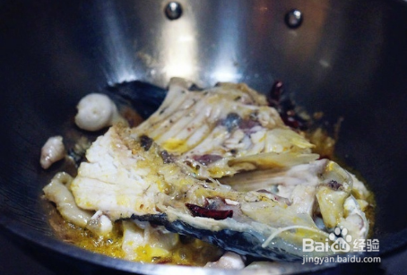 菌菇炖汤鱼头的做法