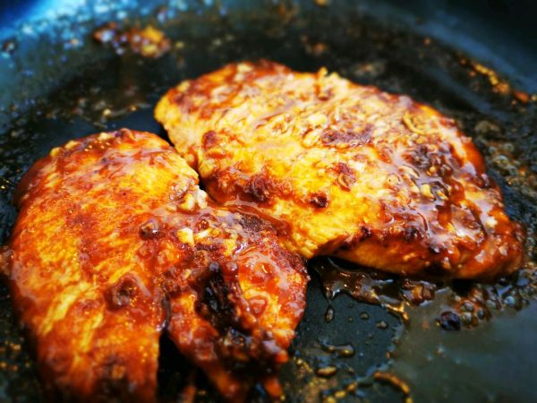 香煎蒜香黑椒鸡胸肉