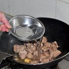 莲藕排骨汤的做法