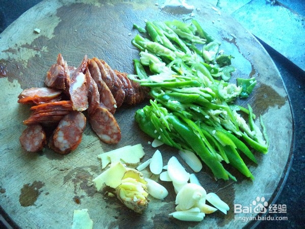 蒜片青椒香肠的步骤