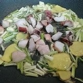 制作海皇蟹黄干捞粉丝煲