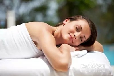 一条热毛巾作用竟然这么大,治落枕、防耳聋……