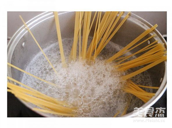 黑椒猪扒牛油果意面