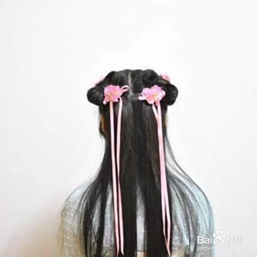 古装发型就完成了,再搭配素色花朵造型即可.