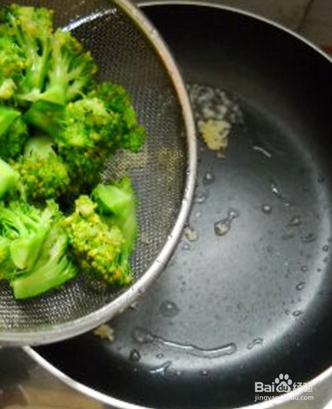 怎样制作兰花双耳炒蛋？