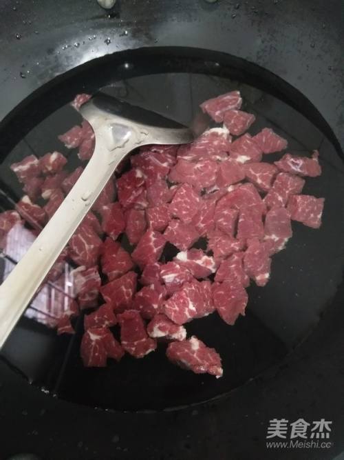 牛肉切丁冷水下鍋加料酒