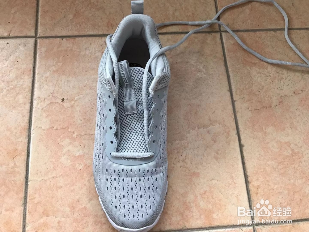 五孔花式系鞋带方法