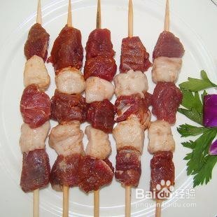 库尔班大叔羊肉串烤制流程