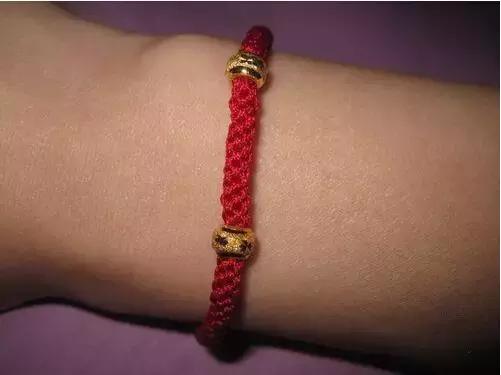 求三个转运珠手链怎样用红绳编