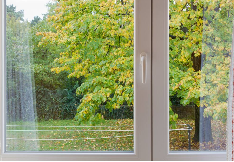 家窗台板下面透风用什么方法密封