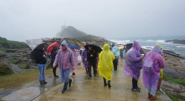 怎么?雨衣上竟然还长着两只袖筒,不像那种斗篷式的:手在雨衣里缩着,什么也干不