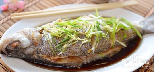 油泼清蒸鱼的做法