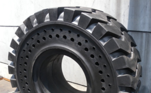 徐工吊车前左右轮胎大,后右轮胎大后左轮胎小会造成什么问题