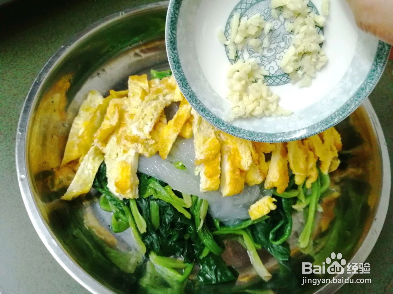 鸡蛋粉丝拌菠菜的做法