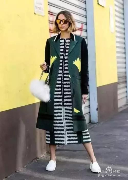 王凯丽长大衣里面套裙子,竟然这么好看!