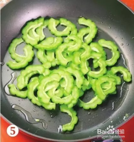 苦瓜炒蛋 一半是淡淡的苦，一半是淡淡的鲜甜