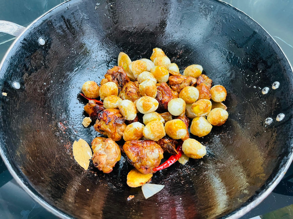 不需要炒糖色红烧鸡块焖鹌鹑蛋