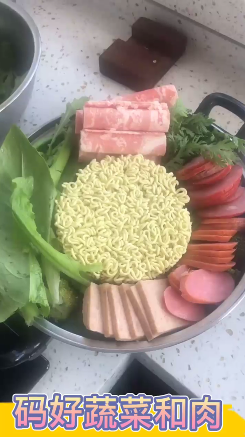 怎么做简单美味的部队火锅？