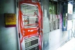 门被喷油漆后怎么洗掉