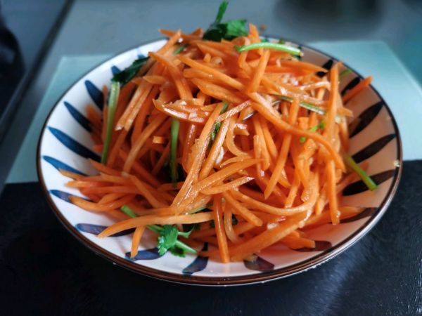 夏日快手清新凉拌胡萝卜