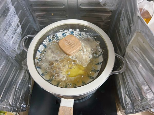 捞汁柠檬手撕鸡腿肉