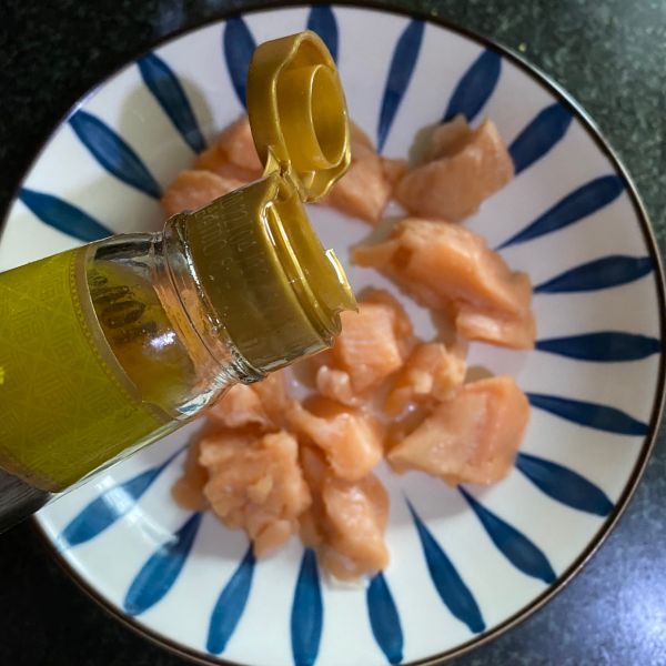 青花椒盐风味三文鱼蔬菜沙拉空气炸