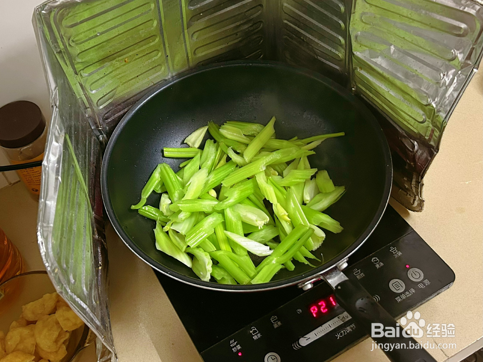 超下饭的西芹炒瘦肉的做法