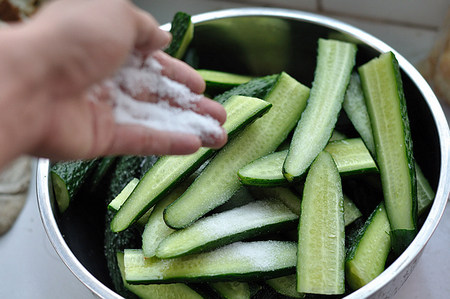 夏季祛暑必备良品，辣酱凉拌黄瓜帮你降温