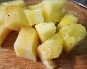 如何做出好吃的番茄菠萝虾球