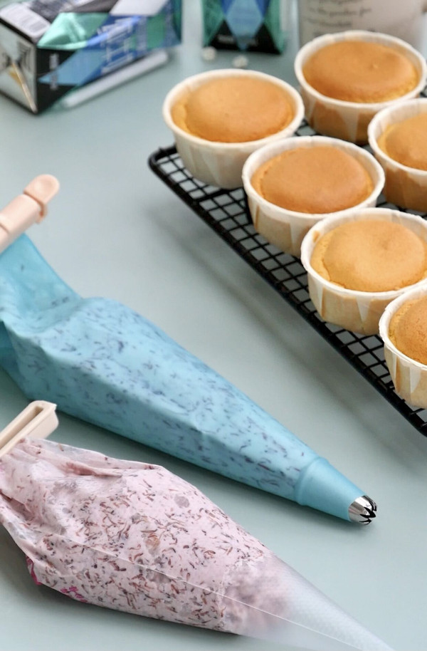 杨梅冰激凌纸杯蛋糕