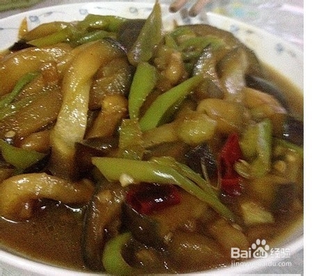 自创茄子的家常做法：辣椒炒茄子丝