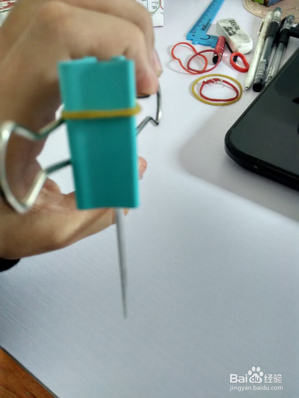 用一把三角尺和一把直尺做皮筋枪