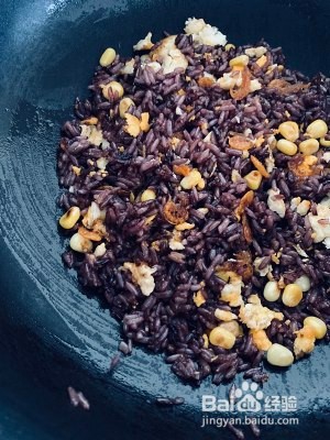 怎么做口感清爽的牛油果紫米酱油炒饭