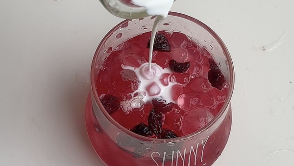 奶香蔓越莓冰饮