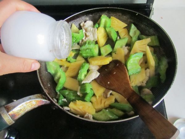 香菠凉瓜炒鸡片