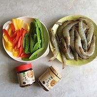 在家制作美味的什锦干锅香辣虾
