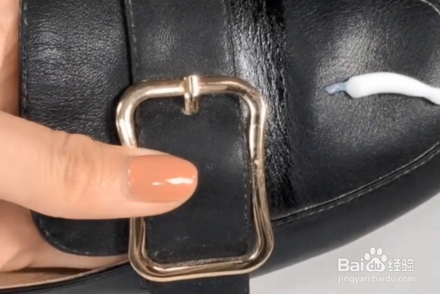 如何去除皮鞋的折痕?