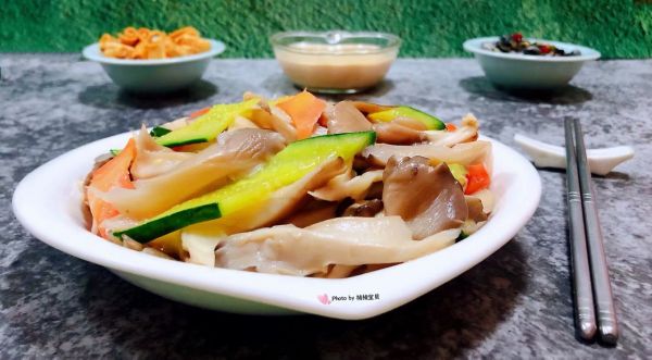 黄瓜胡萝卜炒平菇