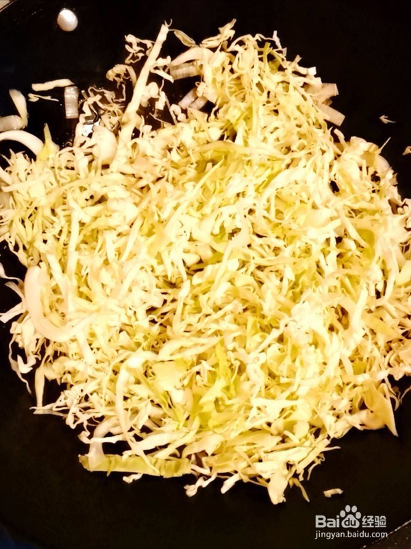 怎么做美味的卷心菜炒培根