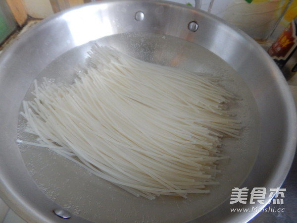 沙茶莴笋肉末凉拌米线