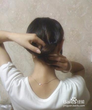 浪漫风情新娘盘发，适合稍微正式点的场合