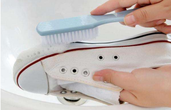 白色帆布鞋沾上油了怎么洗啊