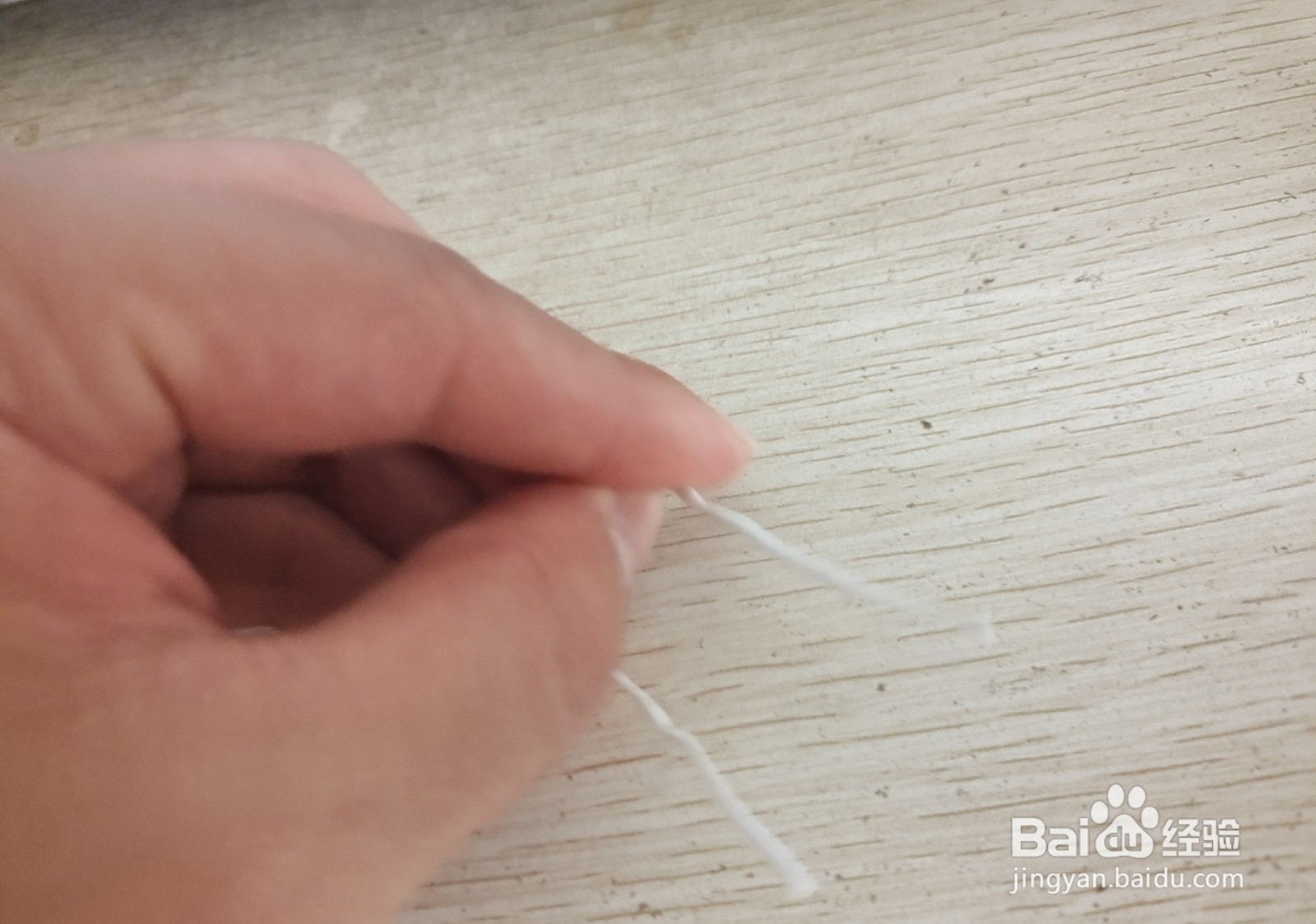 如何用一个数据线绑绳做个简易的手机的支架