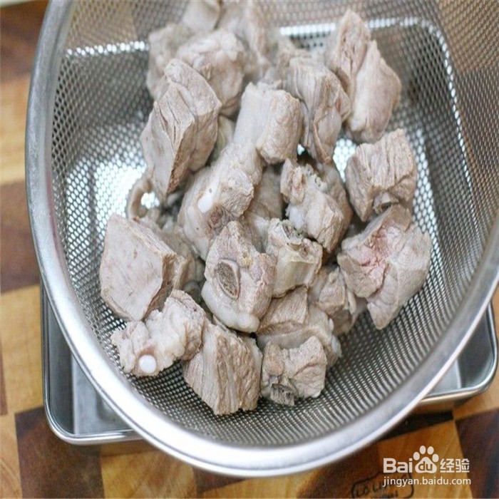 如何制作糖醋排骨？