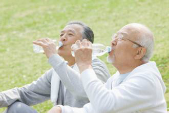 如何在夏天健康喝水