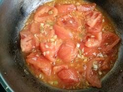 如何作西红柿炒鸡蛋？