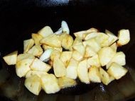 素菜荤吃的红烧土豆